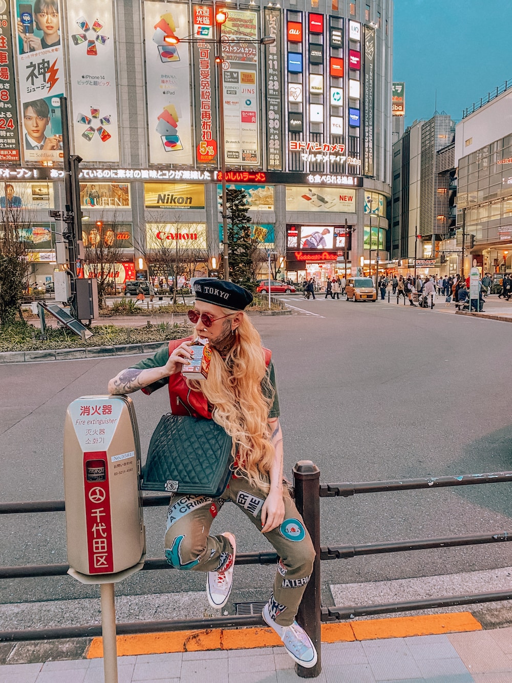 「fragment design、doublet、LouisVuitton、chanel、FENDI、シンプル、WEARBOOKエントリー、fashion、fashion blogger、fashionista」｜「doubletのアイテム（チノパンツ、グレー系）」を使った、chuckle掐口さん（メンズ・170cm）の冬コーディネートの1枚目の写真