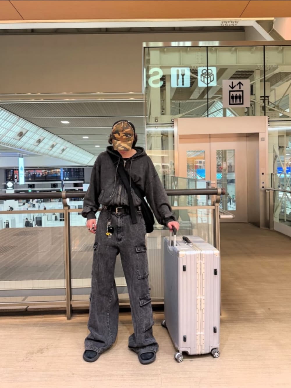 「AIVERのAIVER　硫化ペイントバギーデニムカーゴパンツ（カーゴパンツ、ブラック系）」を使った、AIVERさん（メンズ・180cm）の春コーディネートの1枚目の写真