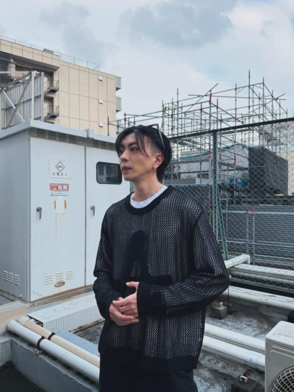 「AIVERのAIVER　綿麻Aメッシュニット（ニット/セーター、ブラック系）」を使った、AIVERさん（メンズ・180cm）の春コーディネートの1枚目の写真