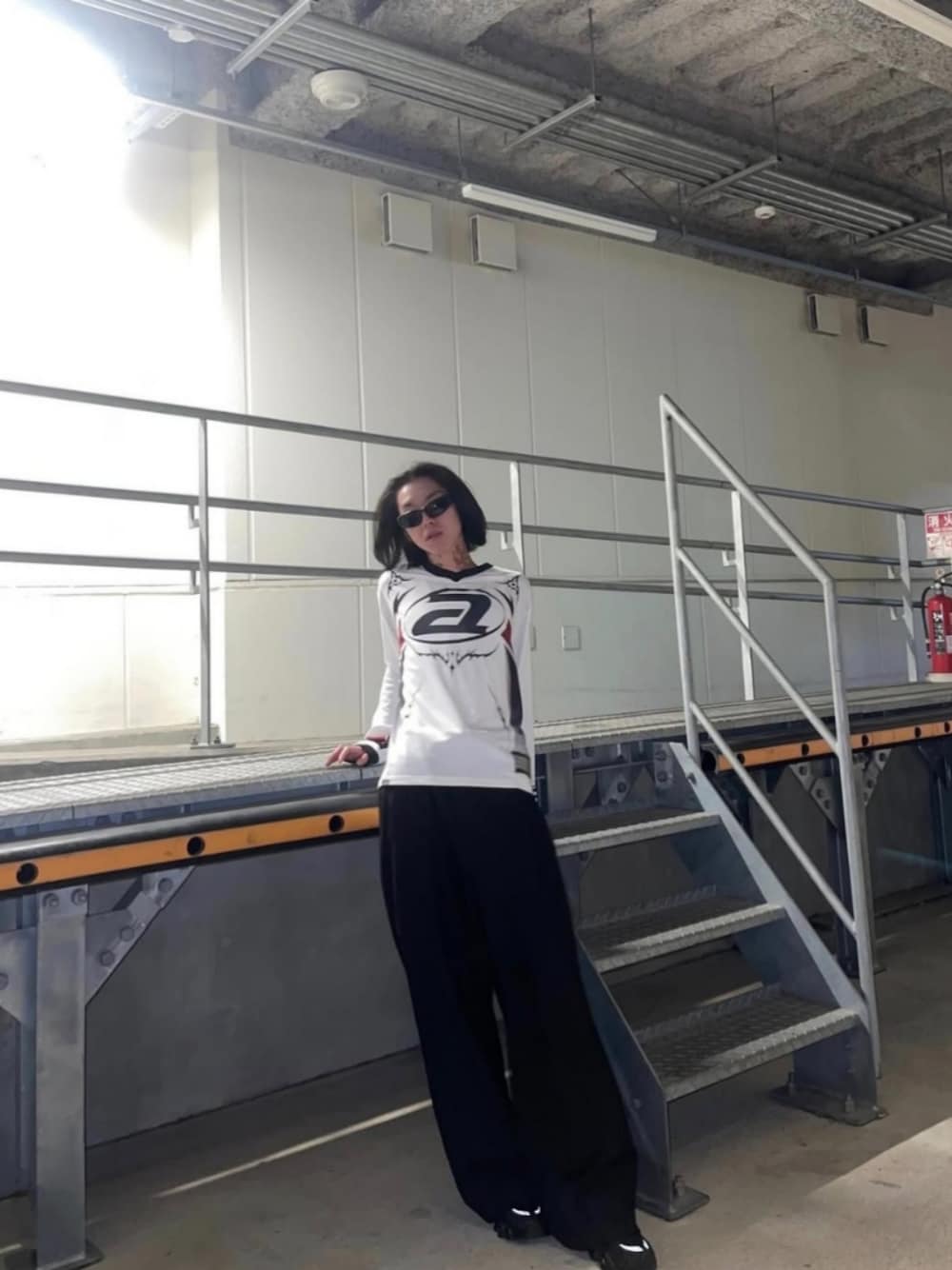 「AIVERのAIVER　モトクロスジャージプルオーバー（Tシャツ/カットソー、ホワイト系）」を使った、AIVERさん（メンズ・172cm）の春コーディネートの1枚目の写真