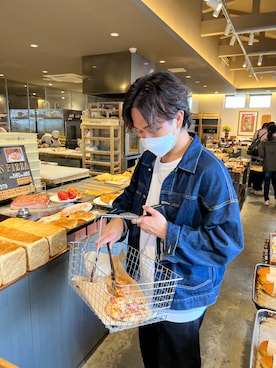 「デニムっていいよね」｜「アイテム（スラックス）」を使った、hayatoさん（メンズ・170cm）の秋コーディネート