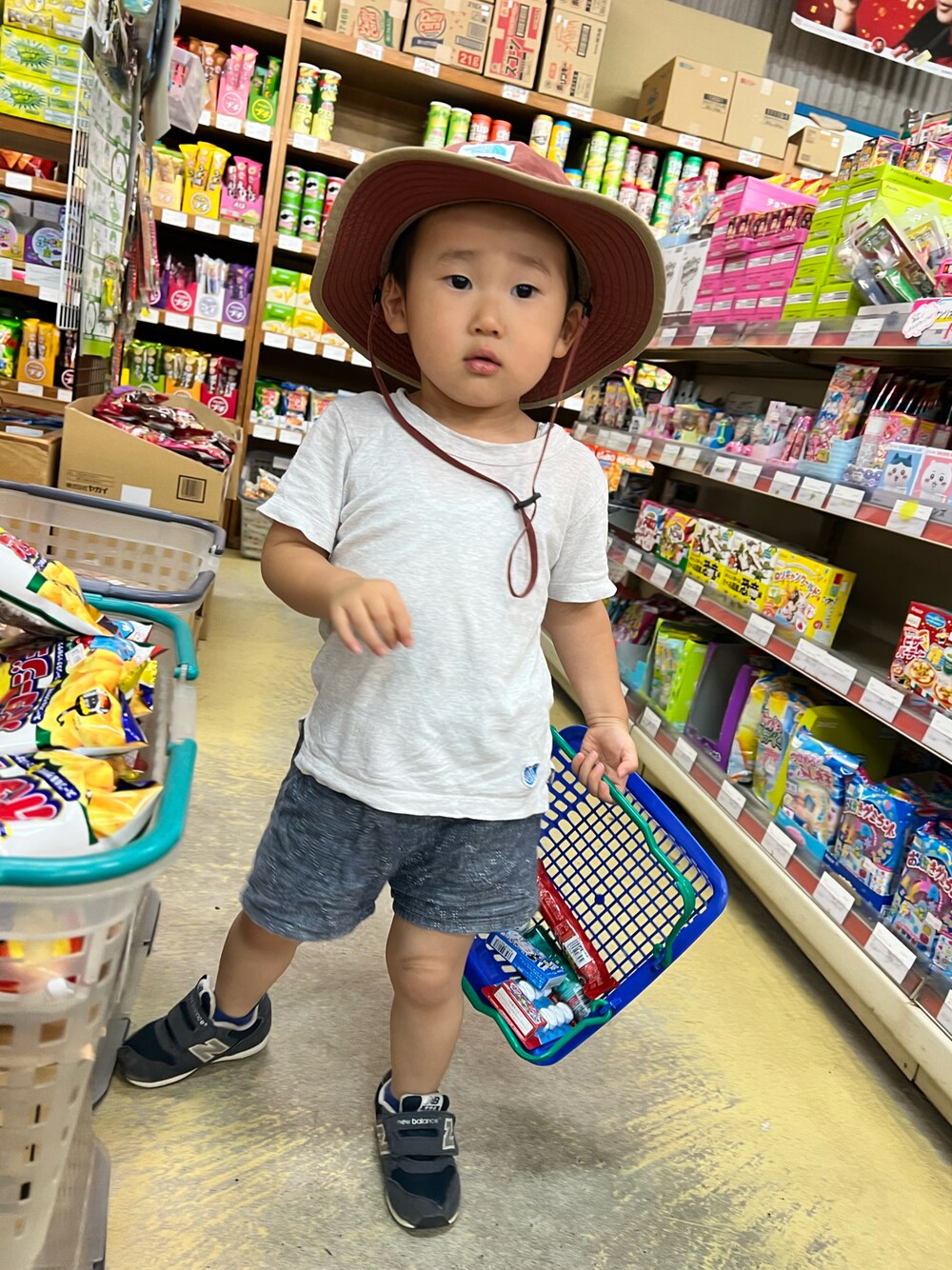 「パタゴニア、ザノースフェイス、THE NORTH FACE、patagonia、New Balance、orcival」｜「ORCIVALの【ORCIVAL】半袖コットンTシャツ KIDS（Tシャツ/カットソー、グレー系）」を使った、ShoutoKentoさん（メンズ・120cm）の夏コーディネートの1枚目の写真