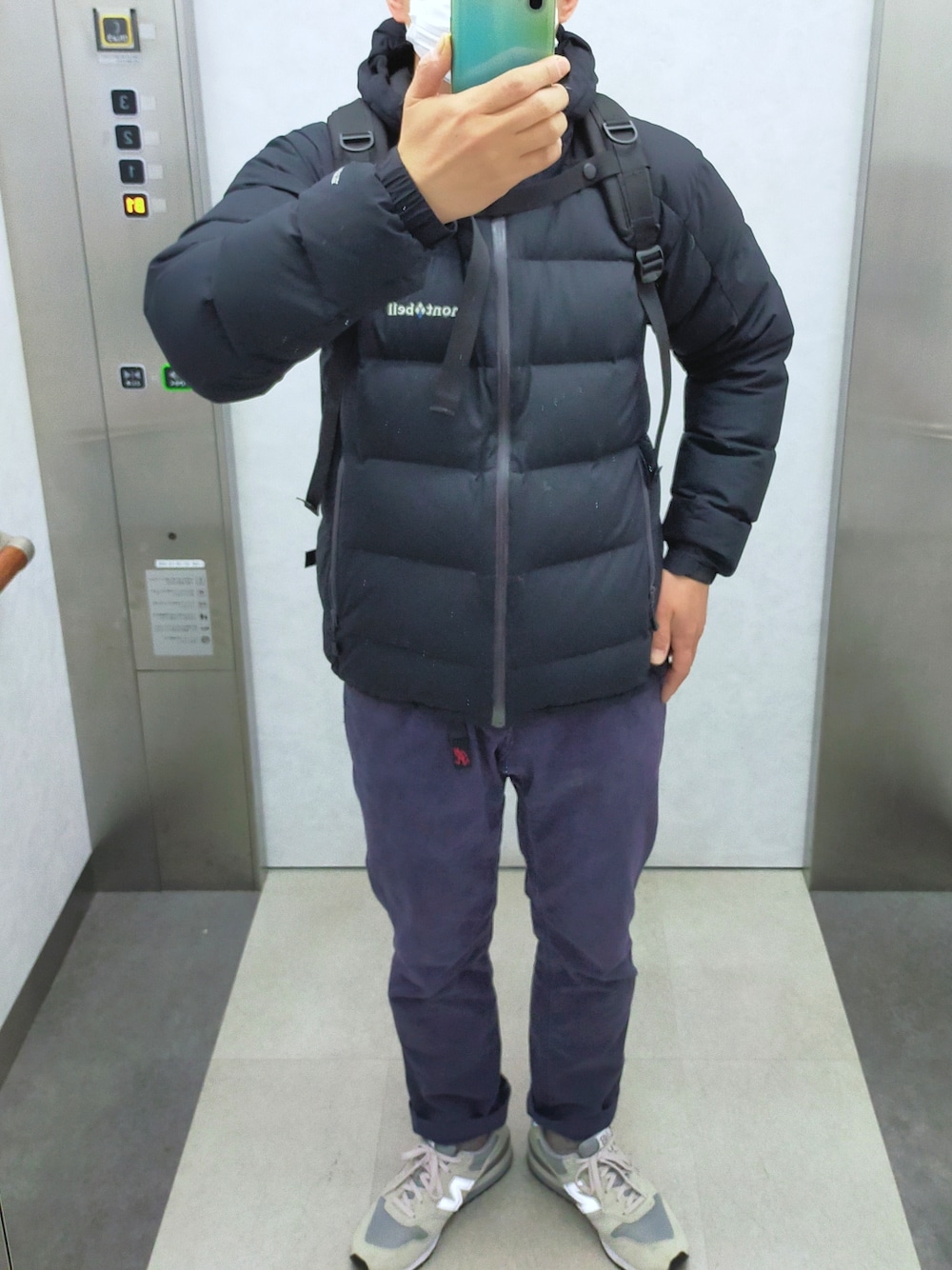 「mont-bellのアイテム（ダウンジャケット/コート、ブラック系）」を使った、のぶろうさん（メンズ・170cm）の春コーディネートの1枚目の写真