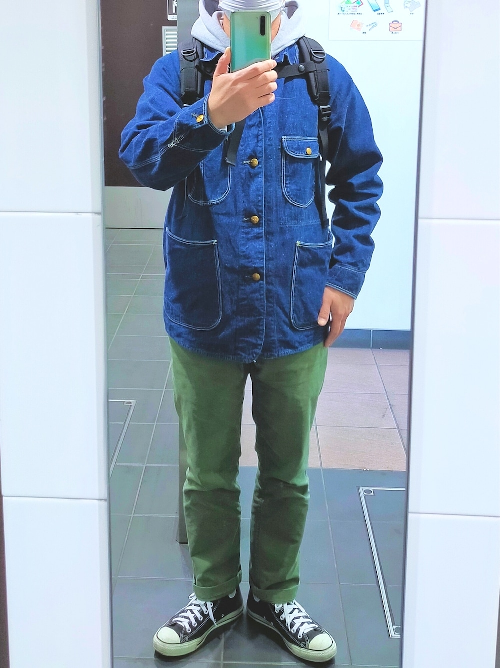「Gramicciのアイテム（チノパンツ、グリーン系）」を使った、のぶろうさん（メンズ・170cm）の冬コーディネートの1枚目の写真