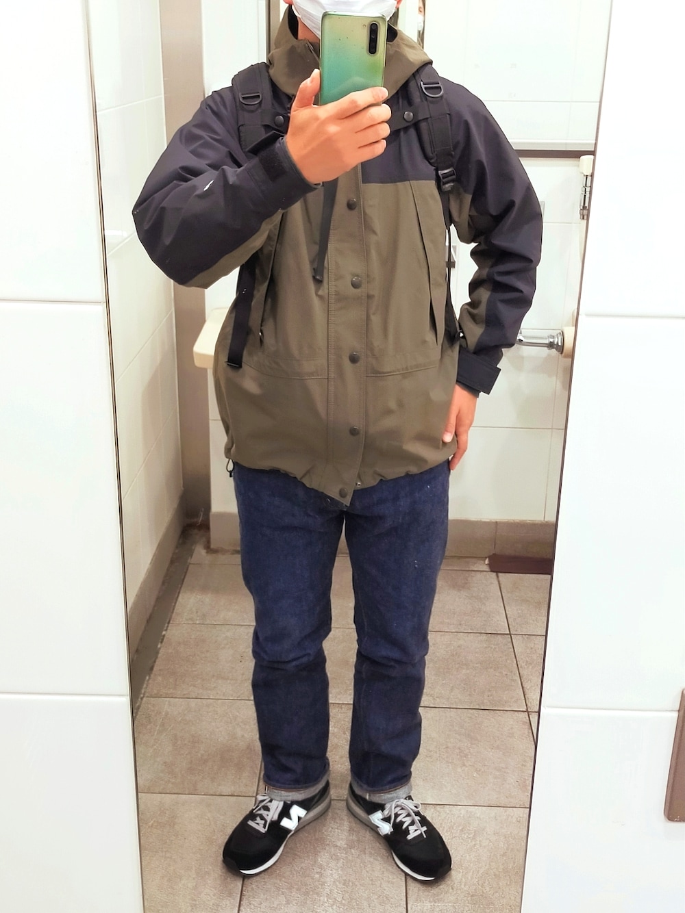 「GREGORYのGREGORY グレゴリー CLASSIC クラシック DAYPACK デイパック 651691041 リュック バックパック アウトドア ユニセックス（バックパック/リュック、ブラック系）」を使った、のぶろうさん（メンズ・170cm）の秋コーディネートの1枚目の写真