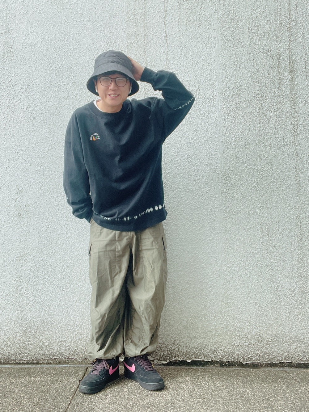 「春服コーデ、シンプルコーデ、休日スタイル、オトナカジュアル、シンプルスタイル、古着、ロンT、ブラック、スニーカー、NIKE」｜「CA4LAのHK PAIL（ハット、ブラック系）」を使った、にしのさん（メンズ・170cm）の春コーディネートの1枚目の写真