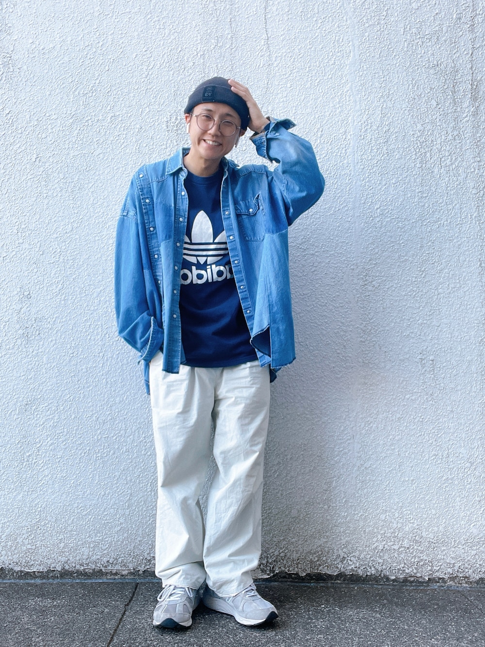 「秋コーデ、秋冬コーデ、きれいめカジュアル、ラフ、スニーカーコーデ、adidas、GU、プチプラ、UNIQLO、デニムジャケット」｜「Y-3のY-3 LOGO BEANIE（ニットキャップ/ビーニー、ブラック系）」を使った、にしのさん（メンズ・170cm）の秋コーディネートの1枚目の写真