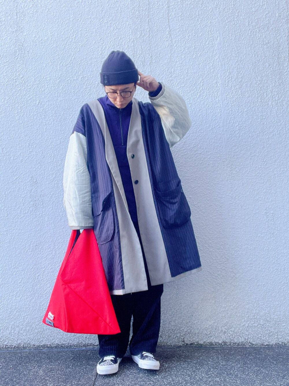 「カジュアルコーデ、ビッグシルエット、スニーカー、Y-3、yohjiyamamoto、SHAREEF、COMME des GARCONS、VANS、Maison Margiela、古着MIX」｜「Y-3のY-3 LOGO BEANIE（ニットキャップ/ビーニー、ブラック系）」を使った、にしのさん（メンズ・171cm）の冬コーディネートの1枚目の写真