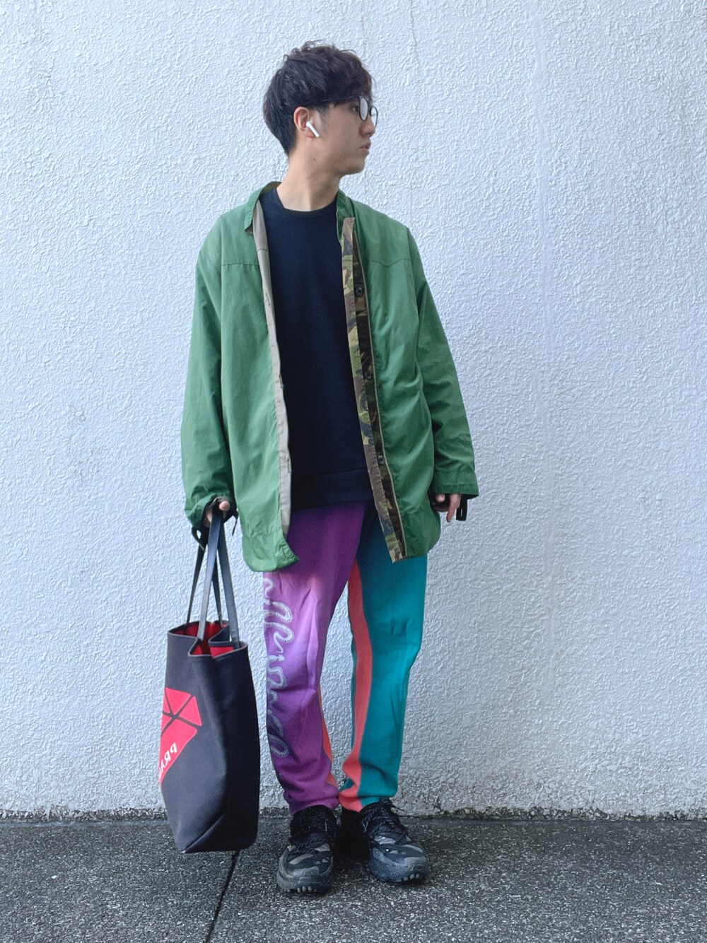 ブラック系のスウェット、グリーン系のミリタリージャケット、その他のスウェットパンツを着用したメンズの秋コーディネートの1枚目の写真