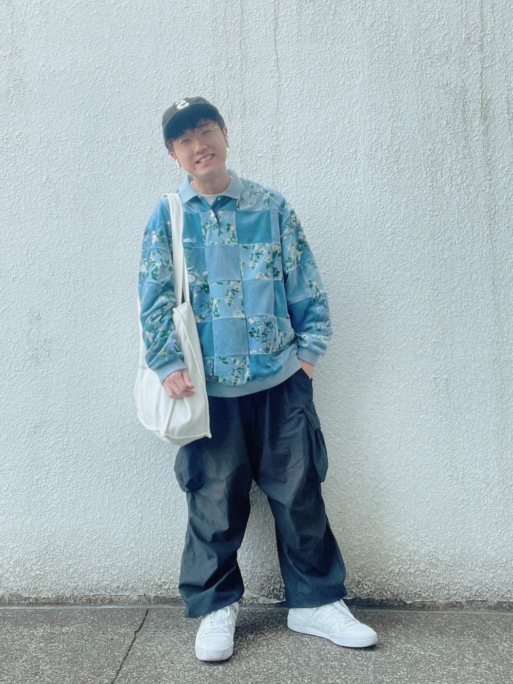 「シンプル、メンズファッション、おしゃれさんと繋がりたい、ゆるコーデ、オーバーサイズ、春コーデ、supreme、Polo Ralph Lauren、GU、スウェット」｜「Supreme のアイテム（キャップ、ブラック系）」を使った、にしのさん（メンズ・170cm）の春コーディネートの1枚目の写真