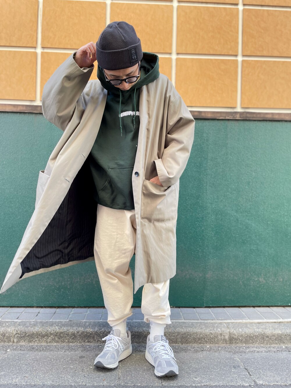 「オーバーサイズ、休日スタイル、パーカー、nautica、New Balance、スニーカー、ストリート、UNIQLO、GU、ステンカラーコート」｜「NEW BALANCEのアイテム（スニーカー、グレー系）」を使った、にしのさん（メンズ・170cm）の冬コーディネートの1枚目の写真