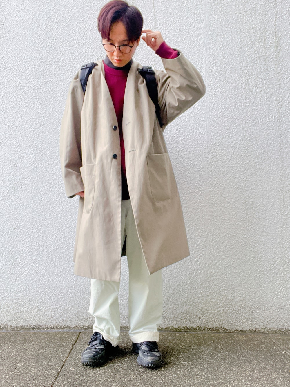 「NIKE、セーター、UNIQLO、ワインレッド、my beautiful landlet、URU、秋コーデ、モックネック、ノーカラーコート、トレンチコート」｜「URUの【URU / ウル】 1 TUCK PANTS（その他パンツ、ホワイト系）」を使った、にしのさん（メンズ・171cm）の秋コーディネートの1枚目の写真
