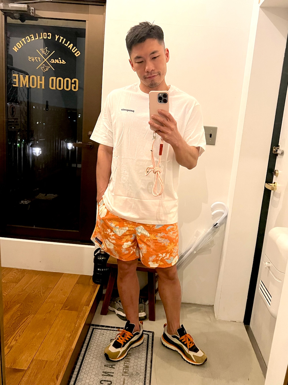 「patagonia、夏コーデ、オレンジコーデ、短パン」｜「patagoniaのpatagonia / パタゴニア　オーガニック ロゴT  P6 LOGO ORGANIC TEE（Tシャツ/カットソー、ホワイト系）」を使った、ハチさん（メンズ・162cm）の春コーディネートの1枚目の写真