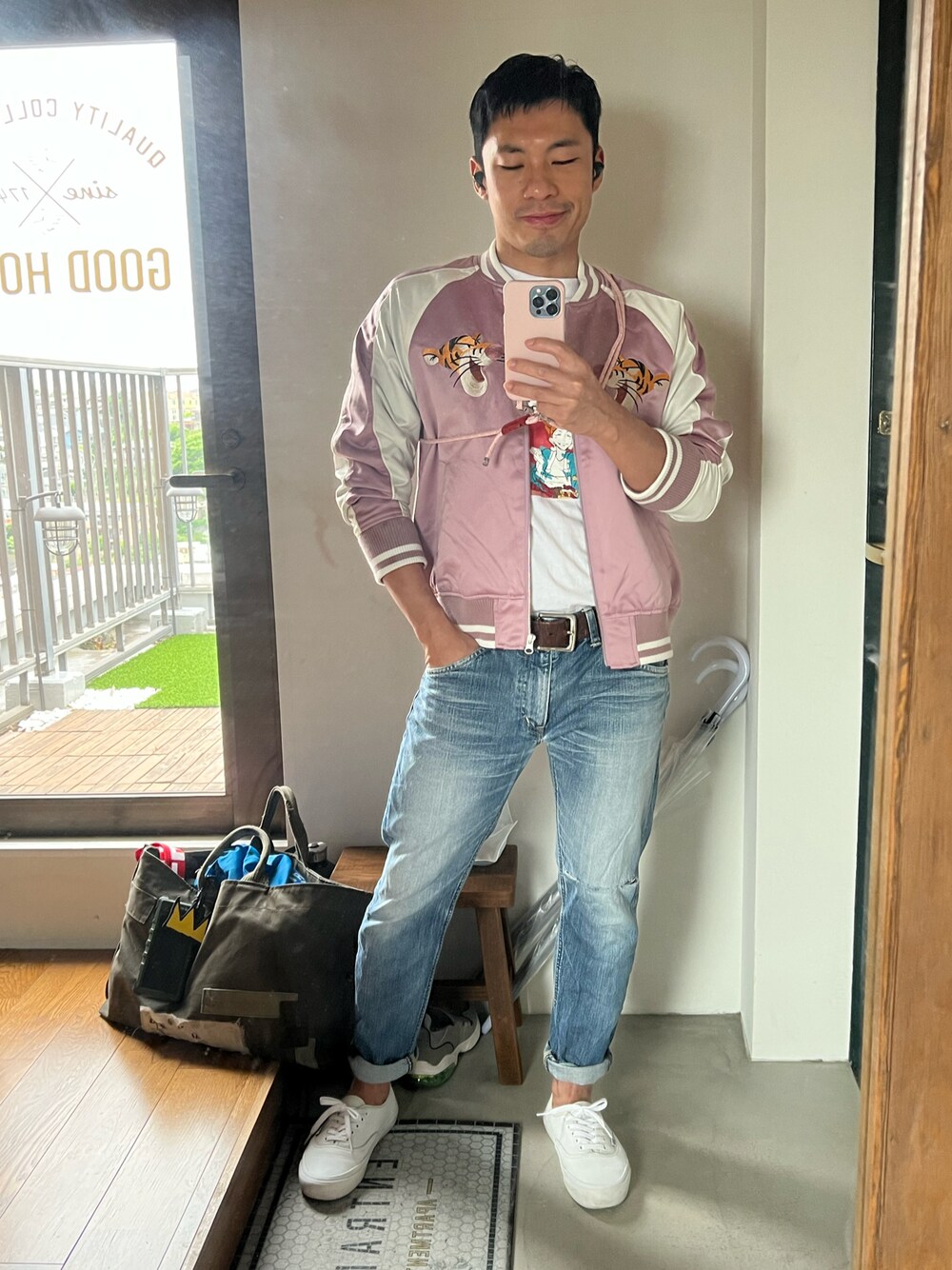 「きれいめカジュアル、pink、はるコーデ」｜「Disneyのアイテム（ジャケット/アウター、ピンク系）」を使った、ハチさん（メンズ・162cm）の春コーディネートの1枚目の写真