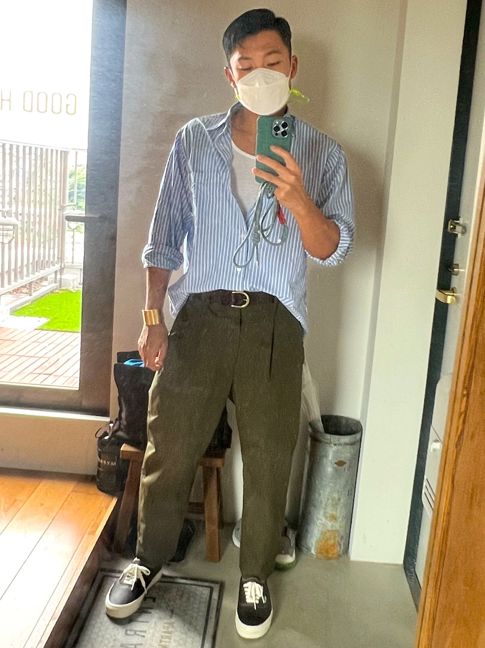 「秋冬コーデ、大人カジュアル、green label relaxing、FRED PERRY、VANS、青いシャツ、カーキパンツ、皮スニーカー」｜「FRED PERRYのTrousers（その他パンツ、グリーン系）」を使った、ハチさん（メンズ・162cm）の秋コーディネートの1枚目の写真