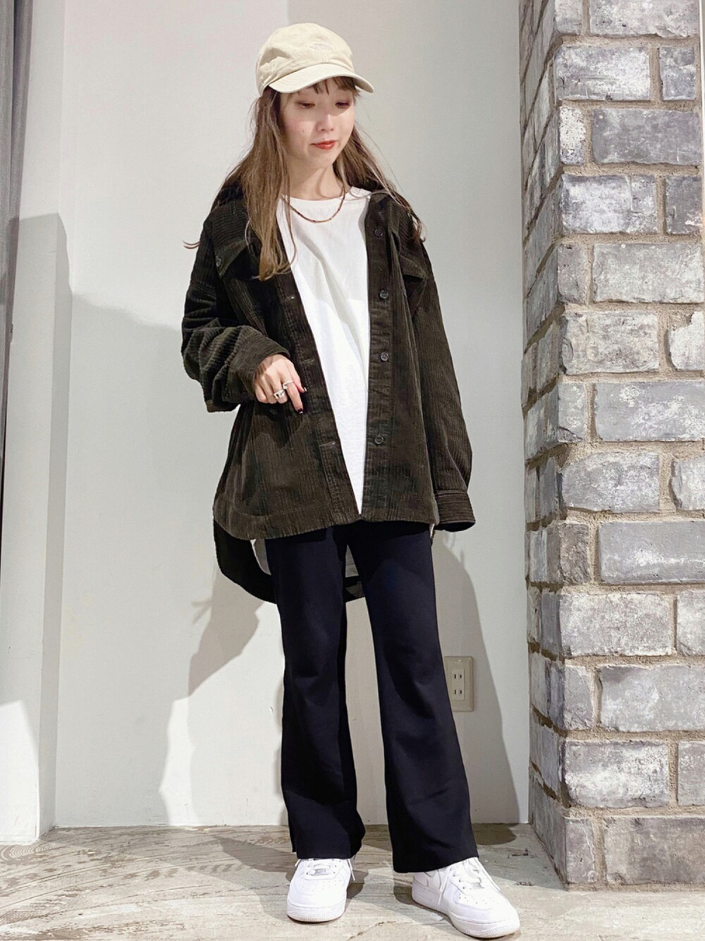 ブラウン系のブルゾン、ホワイト系のTシャツ/カットソー、ブラック系のその他パンツを着用したレディースの秋コーディネートの1枚目の写真