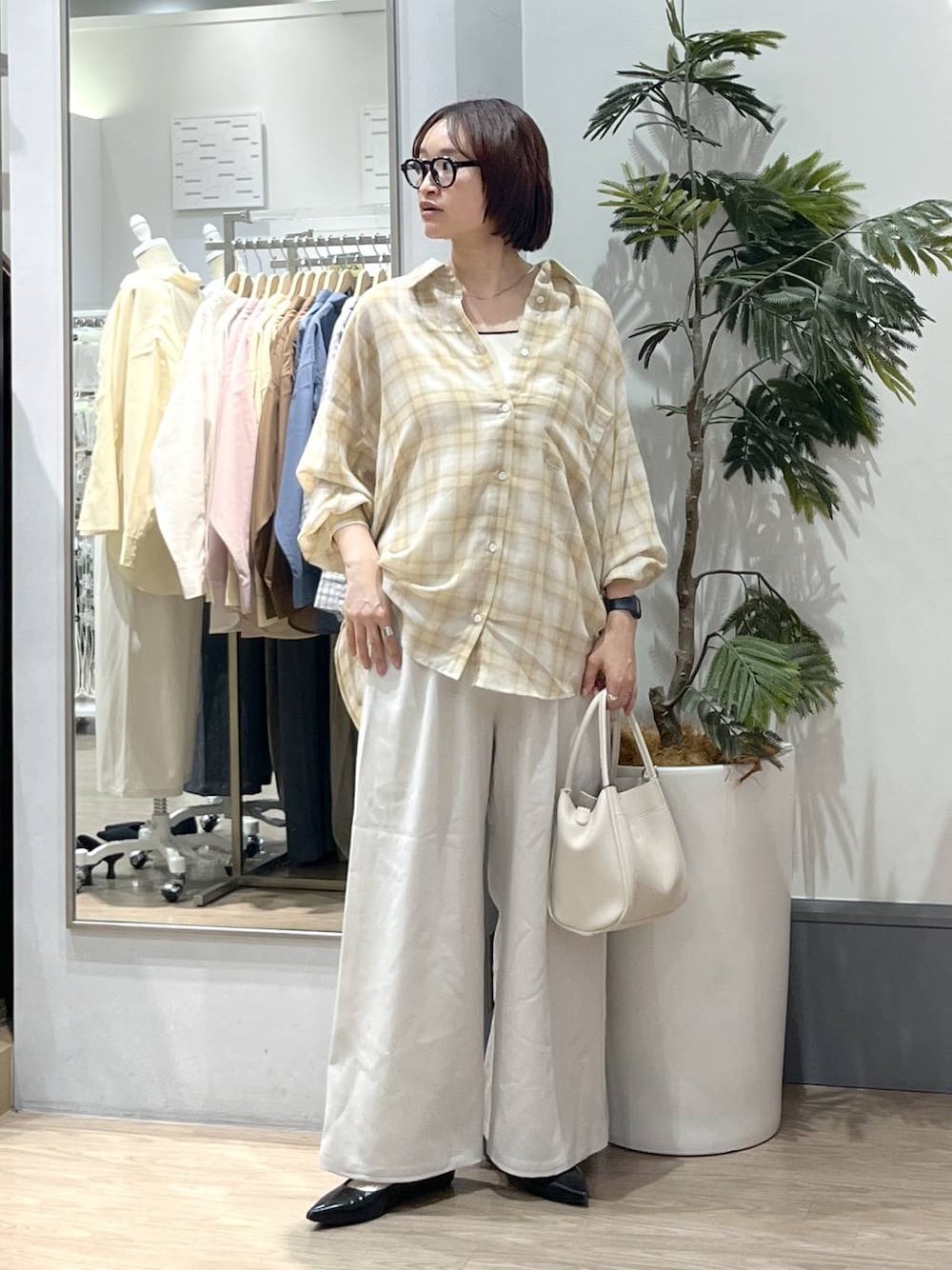 ホワイト系のその他パンツ、ホワイト系のショルダーバッグ、ブラック系のパンプスを着用したレディースの春コーディネートの1枚目の写真