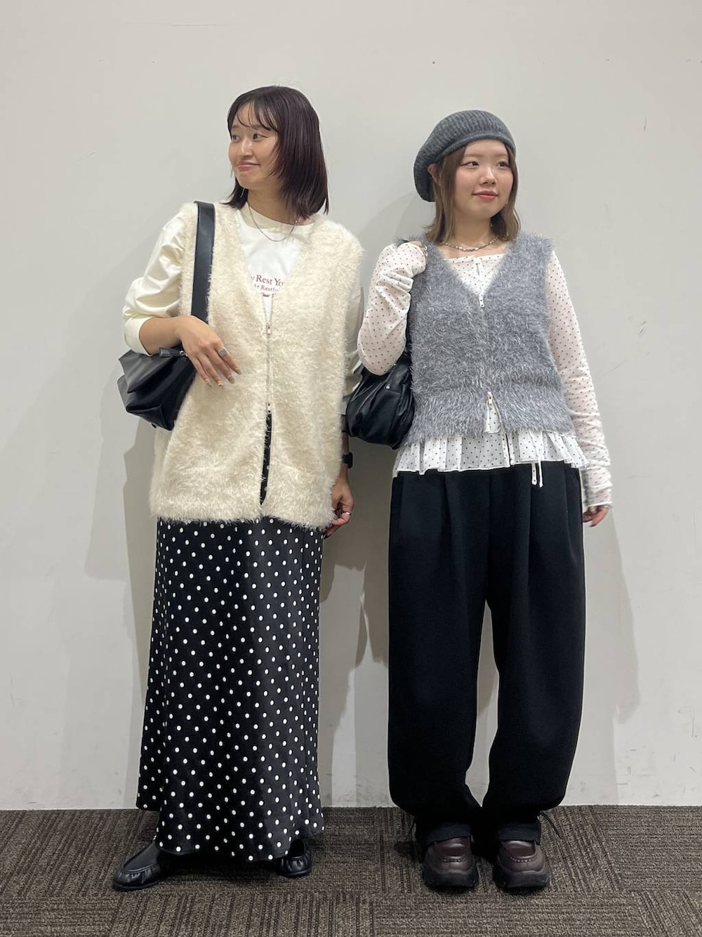 ブラック系のスウェットパンツ、ブラック系のショルダーバッグ、ブラック系のボストンバッグを着用したレディースの秋コーディネートの1枚目の写真