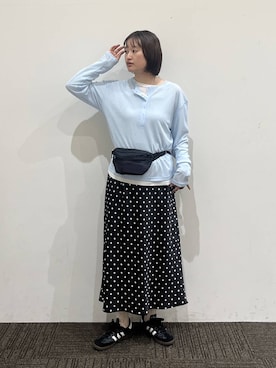 「LOWRYS FARM（ローリーズファーム）のストレッチサテンスカート　 290120（スカート、ブラック系）」を使った、SAKOさん（レディース・160cm）の春コーディネート