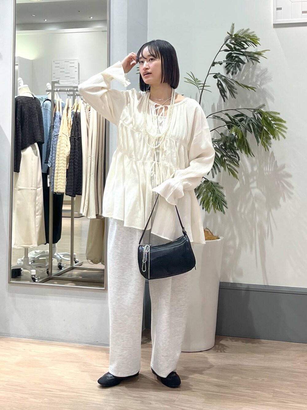 「ベーシック/シンプル、着痩せ・細見え、ママコーデ、ローリーズスタイル_LOWRYS FARM、カジュアル、LOWRYS FARM、ブラウス、春コーデ、パンツ、体型カバー、大人女子カジュアル_LOWRYS FARM、大人カジュアル」｜「LOWRYS FARMのヨウリュウシャーリングブラウスＬＳ 106514（シャツ/ブラウス、ホワイト系）」を使った、SAKOさん（レディース・160cm）の春コーディネートの1枚目の写真
