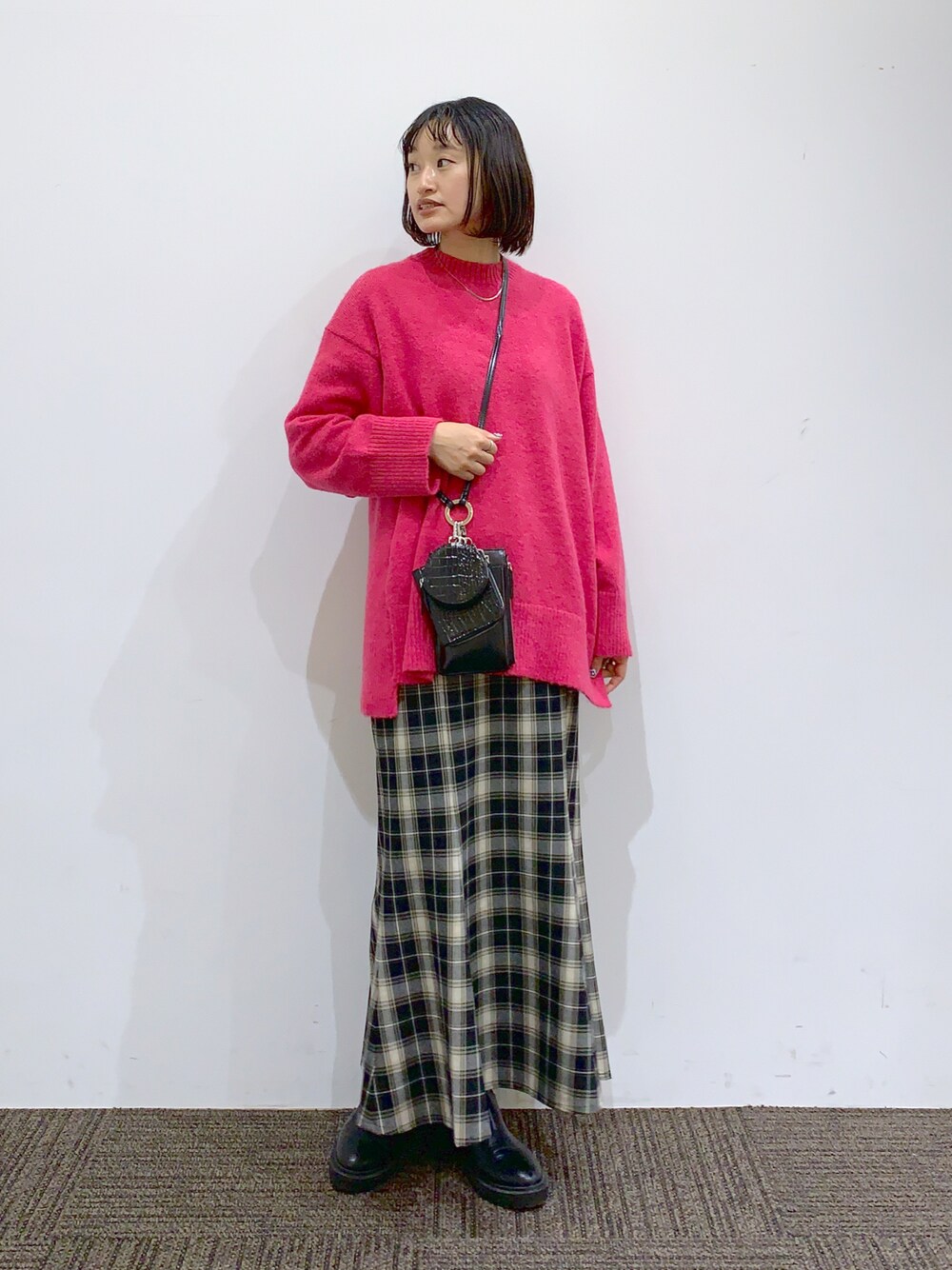 「冬コーデ、ニット、ピンクコーデ、ニットコーデ、マーメイドスカート、チェックスカート、ロングブーツ、ローリーズファーム(LOWRYS FARM)、ローリーズファーム公認インフルエンサー」｜「LOWRYS FARMのカラークルーチュニックニットＬＳ　239443（ニット/セーター、ピンク系）」を使った、SAKOさん（レディース・160cm）の秋コーディネートの1枚目の写真