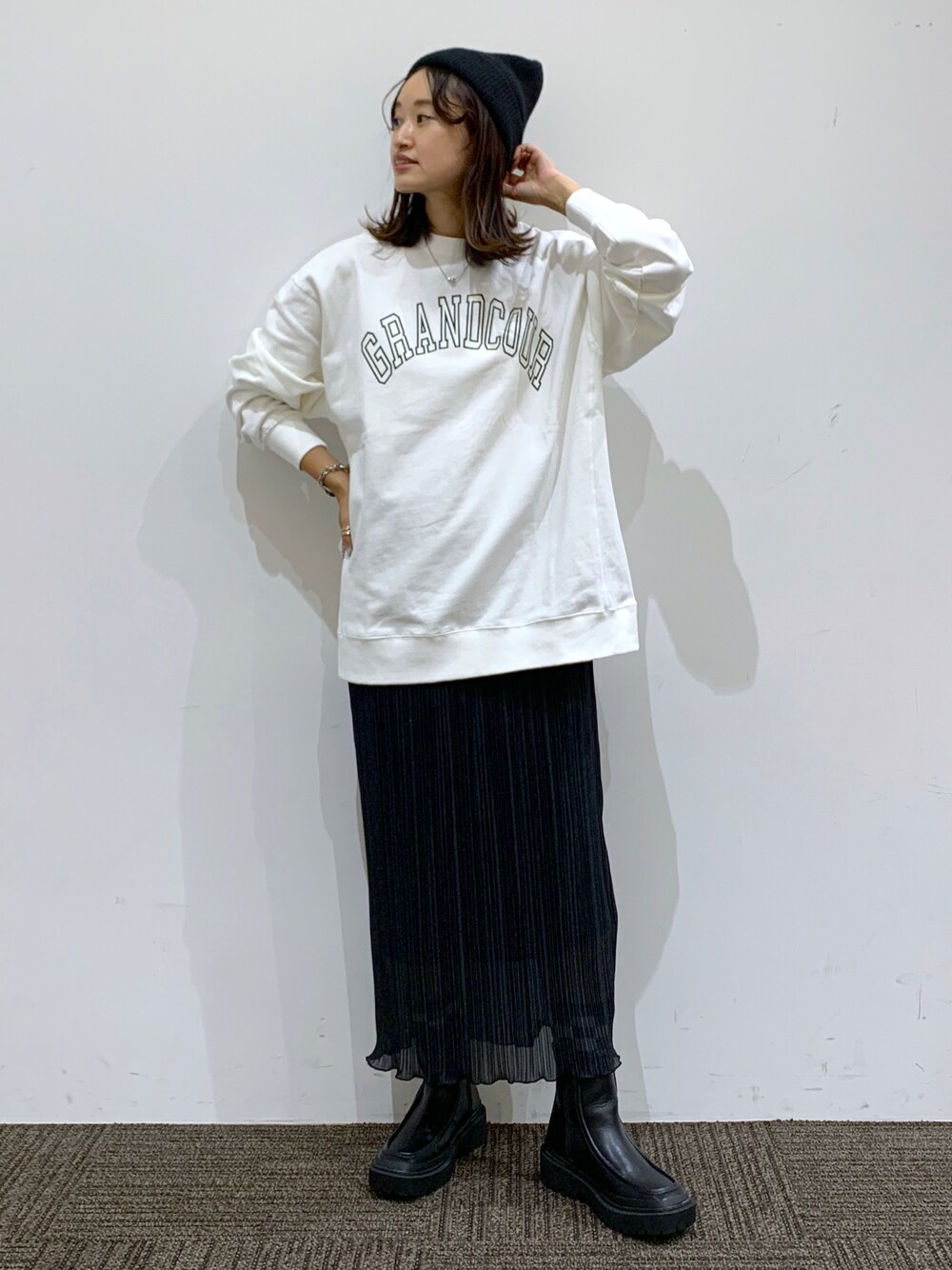 「ローリーズファーム(LOWRYS FARM)、秋のコーデ、秋冬コーデ、シンプルコーデ、カジュアルコーデ、ブラック、スカートコーデ、ブーツ」｜「LOWRYS FARMのウラケロゴプルオーバーＬＳ　215872（スウェット、ホワイト系）」を使った、SAKOさん（レディース・160cm）の秋コーディネートの1枚目の写真