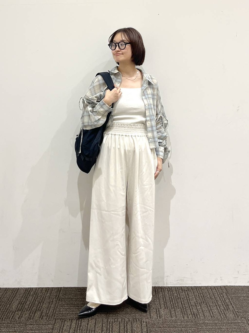 ホワイト系のTシャツ/カットソー、ホワイト系のその他パンツ、ブラック系のパンプスを着用したレディースの春コーディネートの1枚目の写真