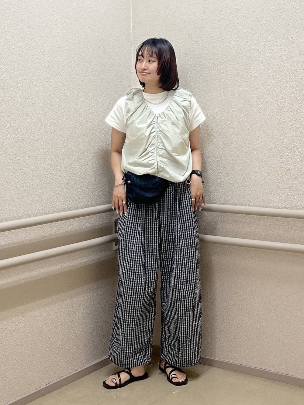 グリーン系のシャツ/ブラウス、ホワイト系のTシャツ/カットソー、ブラック系のボディバッグ/ウエストポーチを着用したレディースの夏コーディネートの1枚目の写真