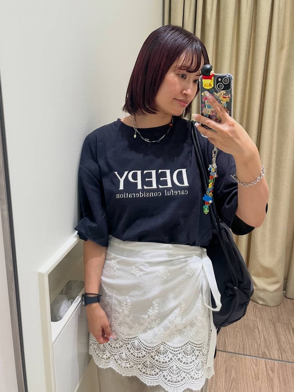 ブラック系のTシャツ/カットソー、ベージュ系のデニムパンツ、ブラック系のサンダルを着用したレディースの夏コーディネートの1枚目の写真