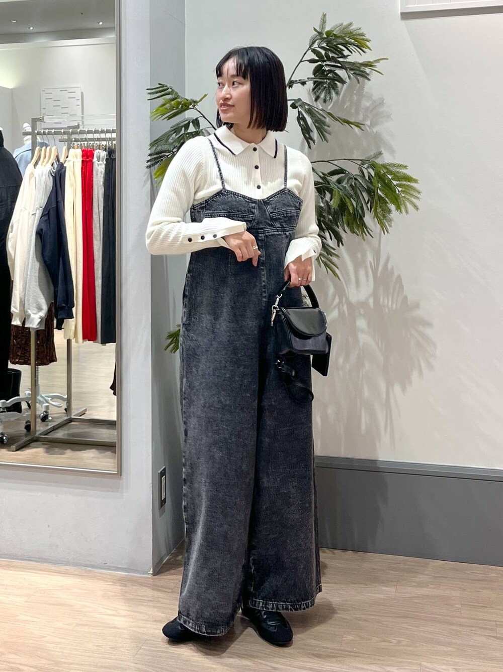 「ママコーデ、カジュアル、ベーシック/シンプル、着痩せ・細見え、ローリーズスタイル_LOWRYS FARM、LOWRYS FARM、サロペット、春コーデ、体型カバー、大人女子カジュアル_LOWRYS FARM、大人カジュアル」｜「LOWRYS FARMのＣＯＮＥデニムサロペット 247262（サロペット/オーバーオール、ブラック系）」を使った、SAKOさん（レディース・160cm）の冬コーディネートの1枚目の写真