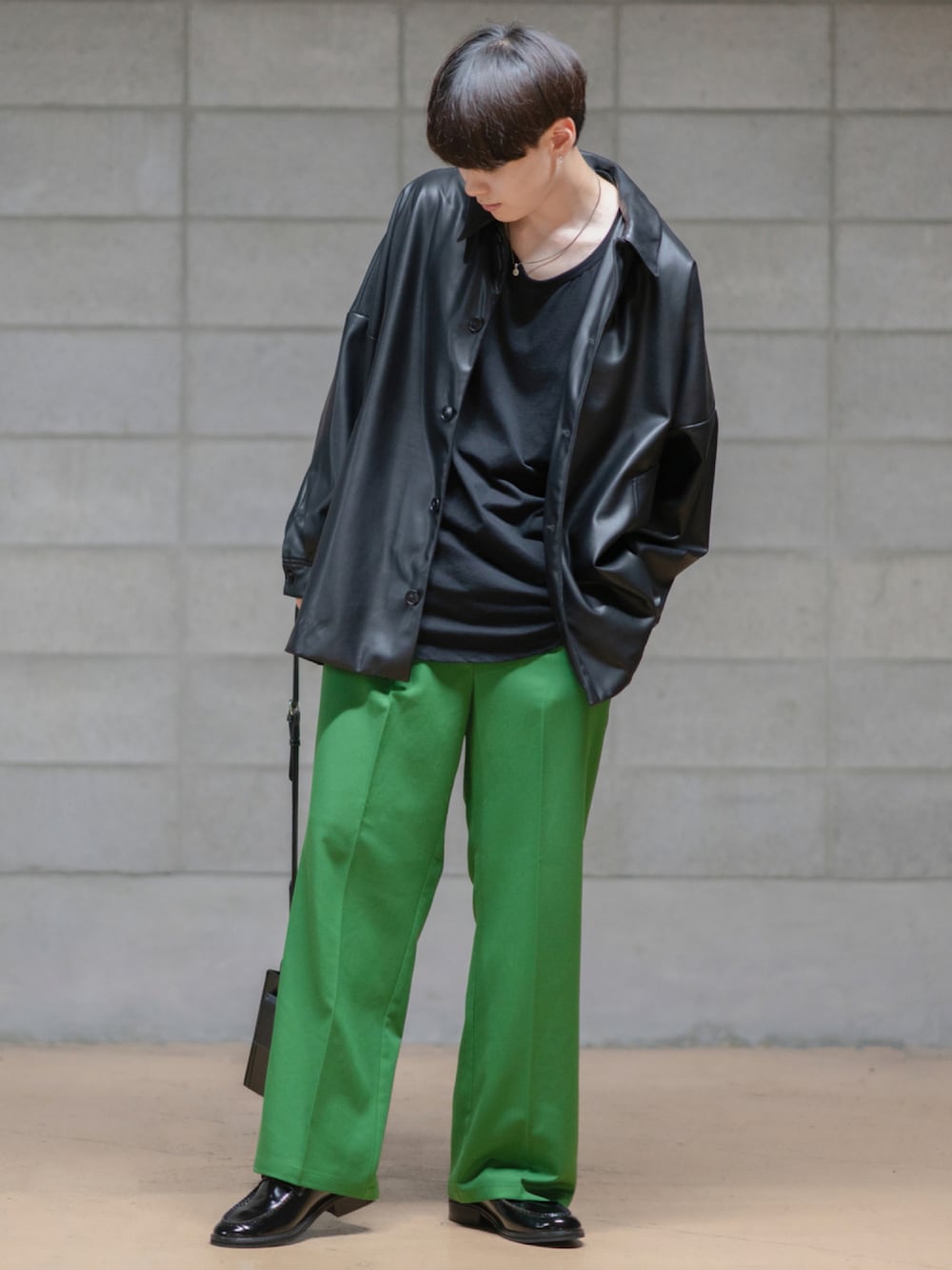 「秋服、カラーパンツ、ライダースジャケット、レザージャケット、ライダースコーデ、モード、キレイめ、ビックシルエット、ワイドパンツ、ブラック、休日スタイル、プチプラ、HARE、ミニバッグ」｜「EMMA CLOTHESのTRストレッチスーツ地 ストレート 1タック センタープレスイージーカラーワイドパンツ EMMA CLOTHES 2021AW（スラックス、グリーン系）」を使った、SHOTAさん（メンズ・176cm）の秋コーディネートの1枚目の写真