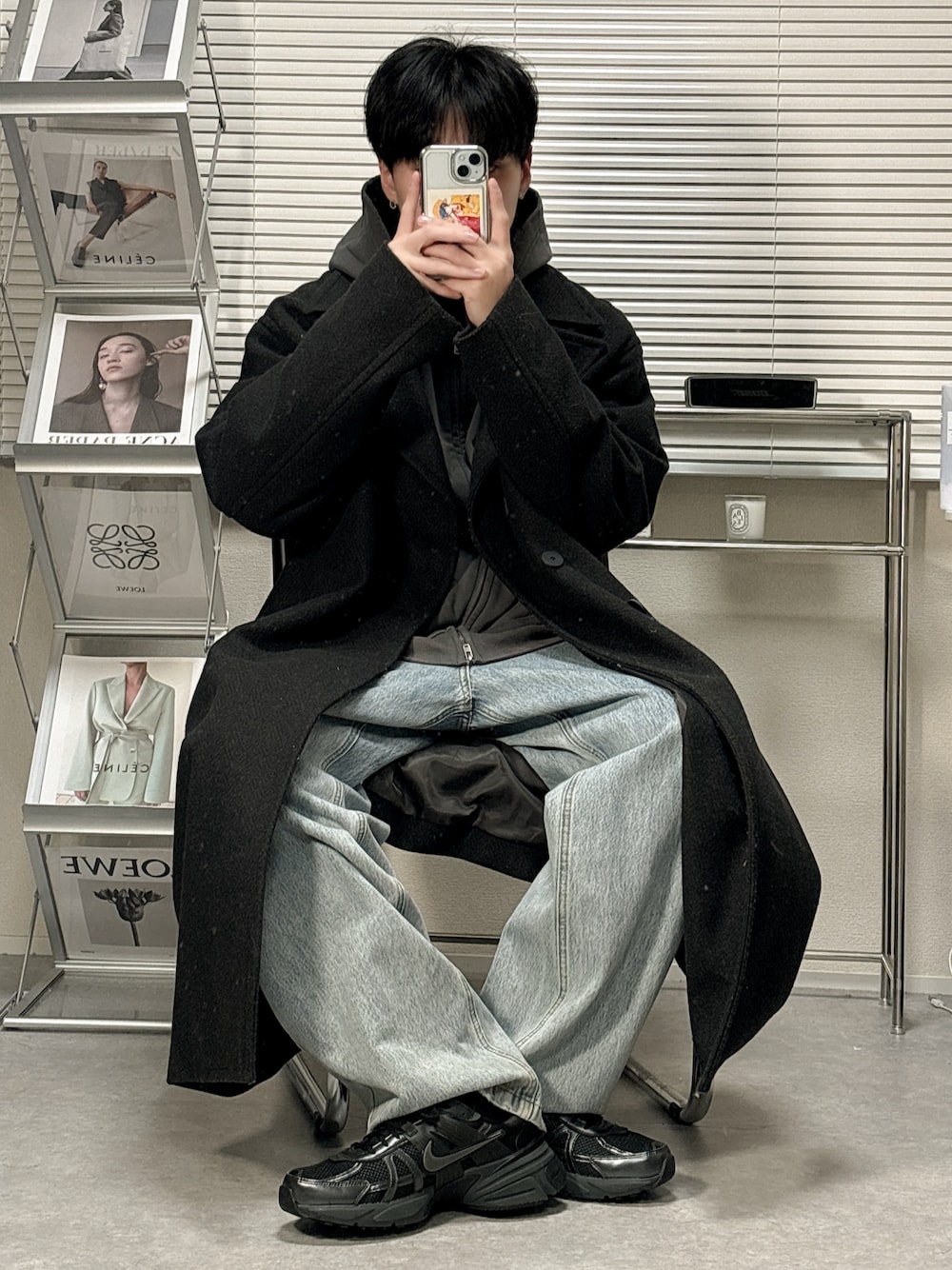 「冬コーデ、冬アウター、チェスターコート、コート、デニム、デニムパンツ、スニーカー、ナイキ、韓国ファッション、レイヤードスタイル、パーカー、おでかけコーデ、オトナカジュアル、休日スタイル、今日のコーデ」｜「WYM LIDNMのVINTAGE FADED ZIP PARKA（パーカー、グレー系）」を使った、SHOTAさん（メンズ・176cm）の冬コーディネートの1枚目の写真