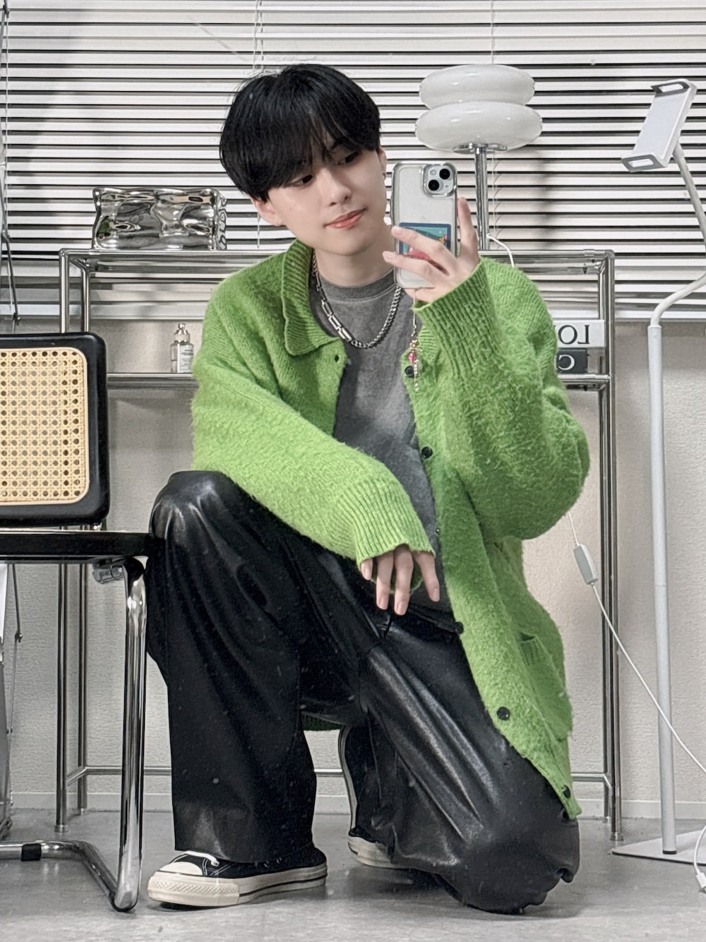 「春コーデ、春カラー、春アウター、スニーカー、ロンT」｜「SINSSのShaggy knit polo cardigan / シャギーニットポロカーディガン（カーディガン/ボレロ、グリーン系）」を使った、SHOTAさん（メンズ・176cm）の春コーディネートの1枚目の写真