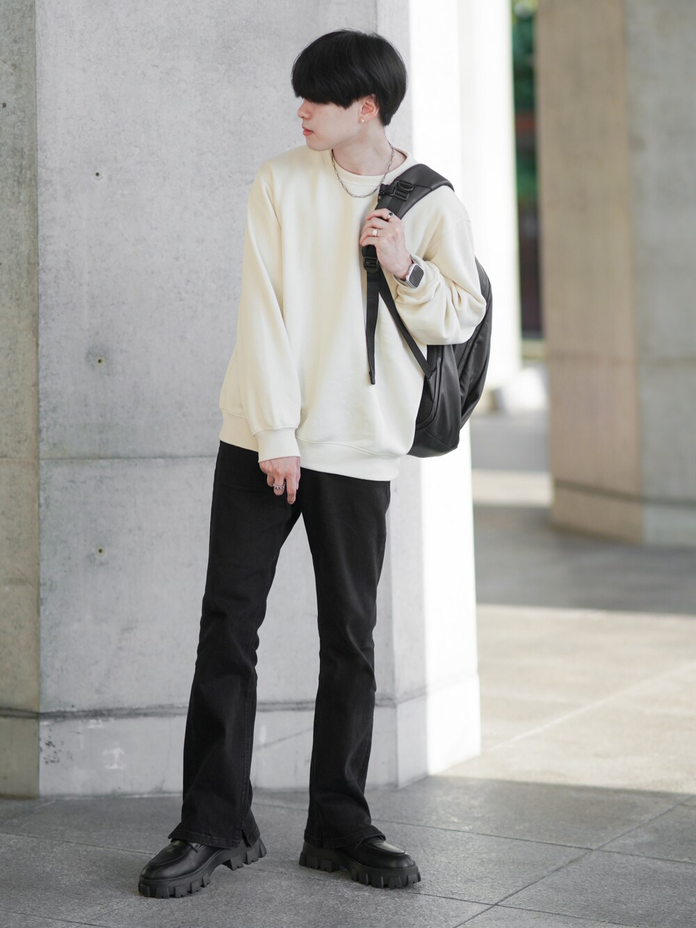 ベージュ系のトップス、ブラック系のバックパック/リュック、ブラック系のデニムパンツを着用したメンズの秋コーディネートの1枚目の写真