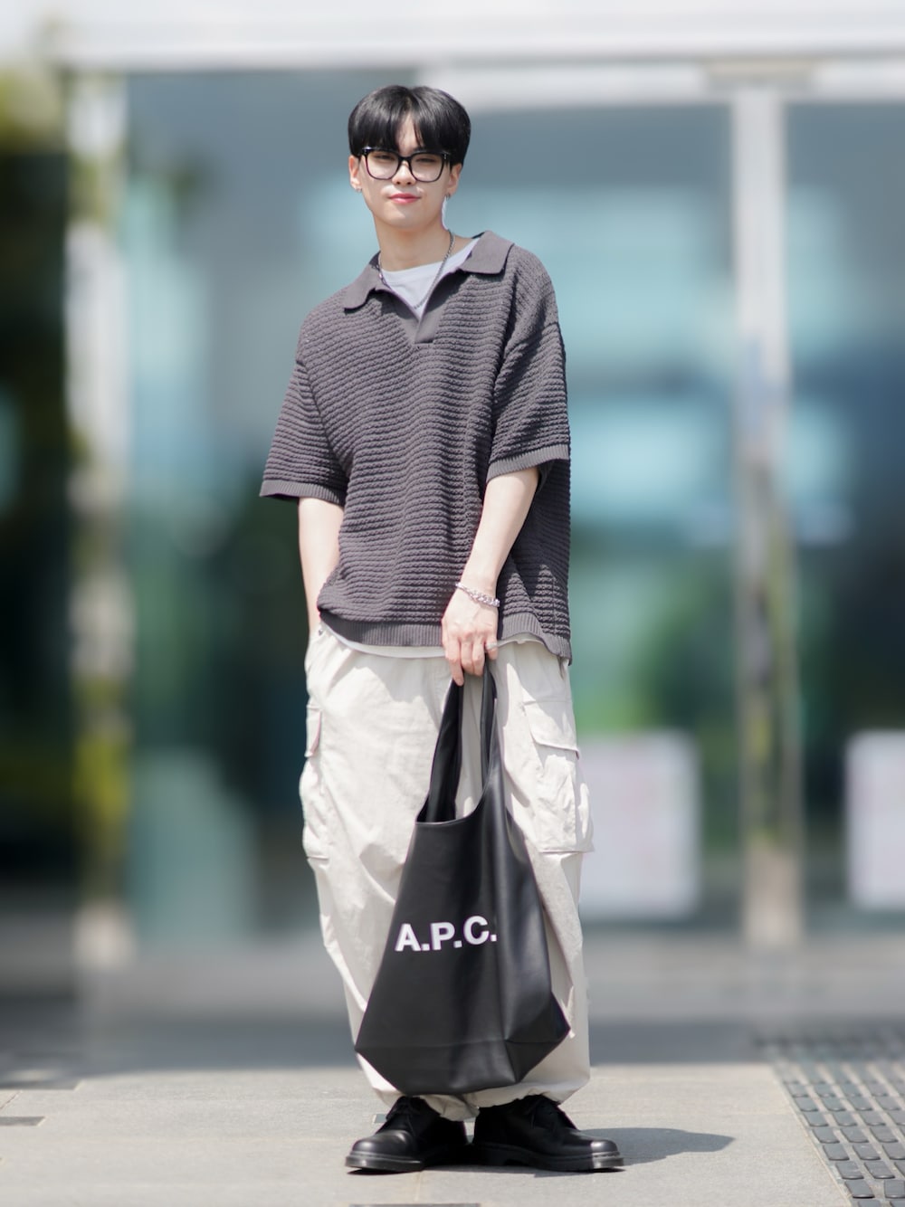 「WYM LIDNMのTUCK SKIPPER KNIT POLO（ポロシャツ、グレー系）」を使った、SHOTAさん（メンズ・176cm）の夏コーディネートの1枚目の写真