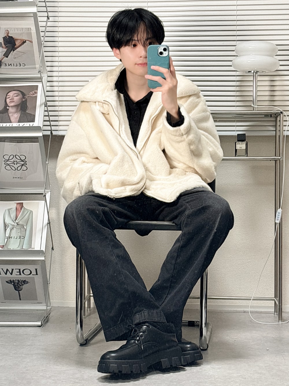 ホワイト系のブルゾン、グレー系のデニムパンツ、ブラック系のドレスシューズを着用したメンズの冬コーディネートの1枚目の写真