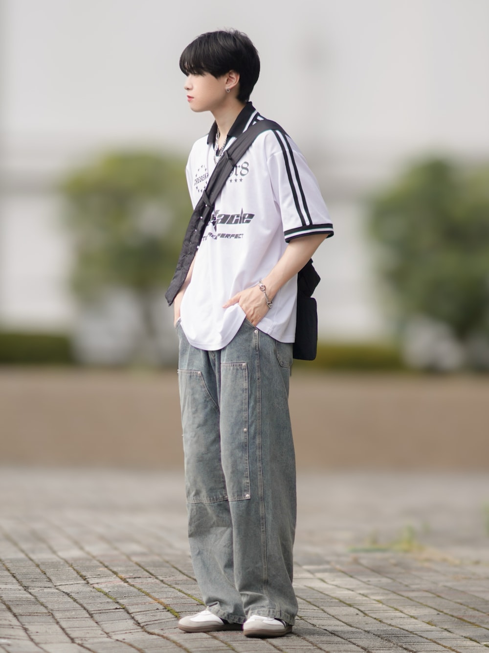 「夏コーデ、韓国ファッション、デニム、スポーツミックス、ショルダーバッグ、スニーカー、半袖Ｔシャツ、白Tシャツ、フェススタイル、さらっと晴れやかスナップ、ドレスシューズ、夏だ！Tシャツ着よう！、ロゴT、きれいめカジュアル」｜「Salong hameuのサッカーユニフォームデザイン 半袖Tシャツ/フットボールTシャツ/ゲームシャツ（Tシャツ/カットソー、ホワイト系）」を使った、SHOTAさん（メンズ・176cm）の夏コーディネートの1枚目の写真