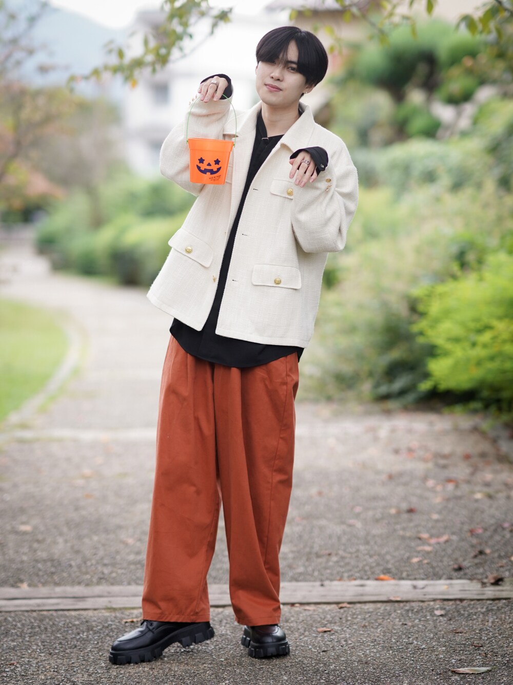 「WEARハロウィン2022、秋ルック紹介するよ、秋服コーデ、厚底シューズ、ジャケット、ツイードジャケット、シャツスタイル、レイヤードスタイル、秋コーデ、きれいめカジュアル」｜「EMMA CLOTHESのタックワイドバルーンシルエットチノパンツ EMMA CLOTHES 2022SS（チノパンツ、オレンジ系）」を使った、SHOTAさん（メンズ・176cm）の秋コーディネートの1枚目の写真