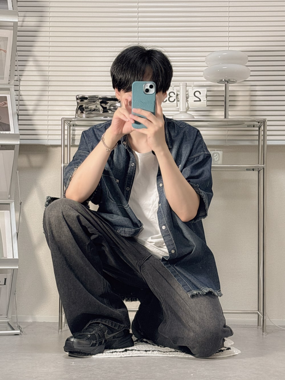 ブルー系のシャツ/ブラウス、グレー系のデニムパンツ、ブラック系のスニーカーを着用したメンズの夏コーディネートの1枚目の写真