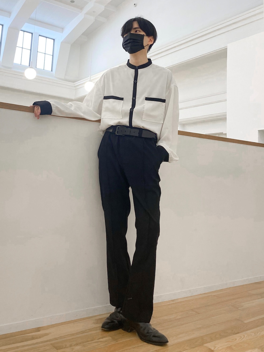 「モノトーン、モノトーンコーデ、タックイン、韓国ファッション、ベルト、シンプルスタイル、ブーツ、革靴、シャツスタイル、スラックス」｜「8/30 EDEL新作🖤のアイテム（その他、ホワイト系）」を使った、SHOTAさん（メンズ・176cm）の夏コーディネートの1枚目の写真