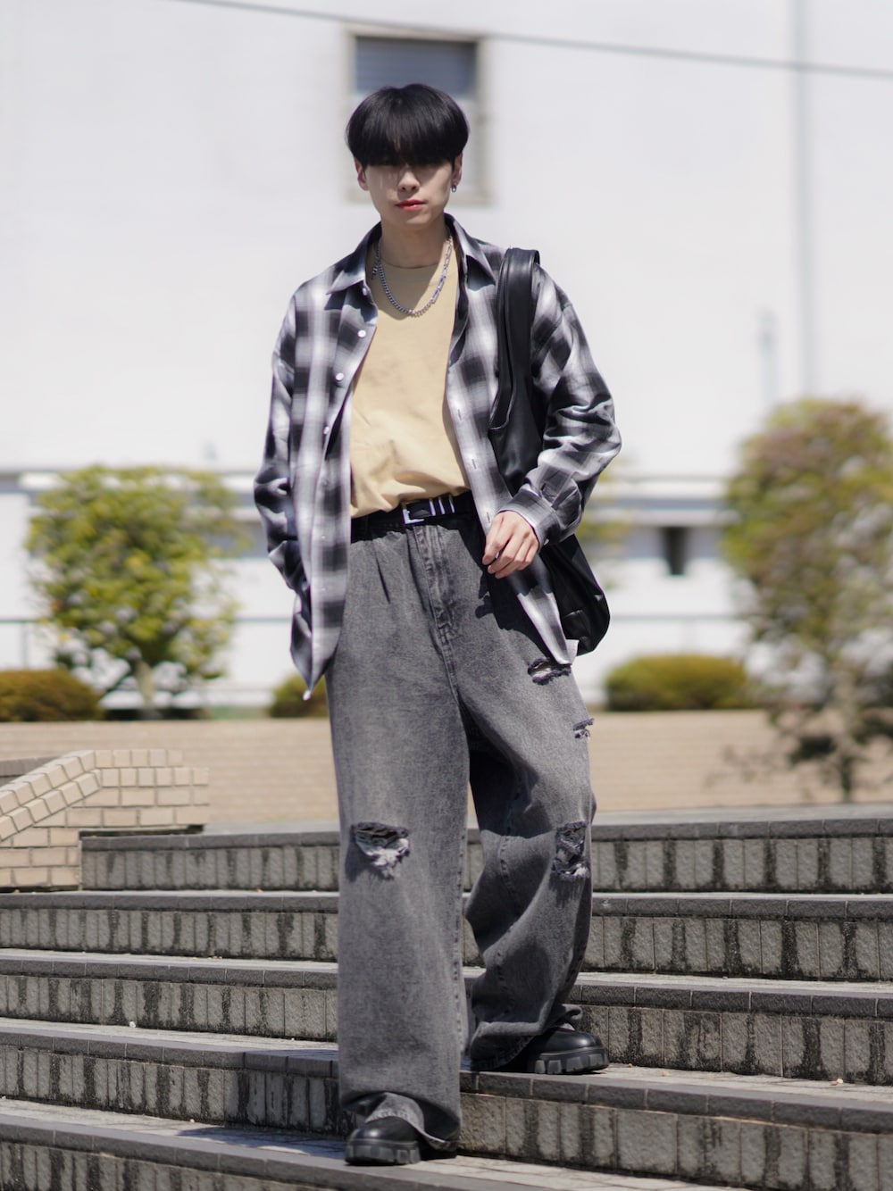 「春コーデ、春のNewスタイル、お出かけコーデ、大人カジュアル、ロンT、デニム、デニムコーデ、チェックシャツ、ストリート、革靴、ドレスシューズ、アウトドアスタイル」｜「3.3 Field Trip の3.3 Field Trip／オンブレシャツ2 2106675（シャツ/ブラウス、ブラック系）」を使った、SHOTAさん（メンズ・176cm）の春コーディネートの1枚目の写真