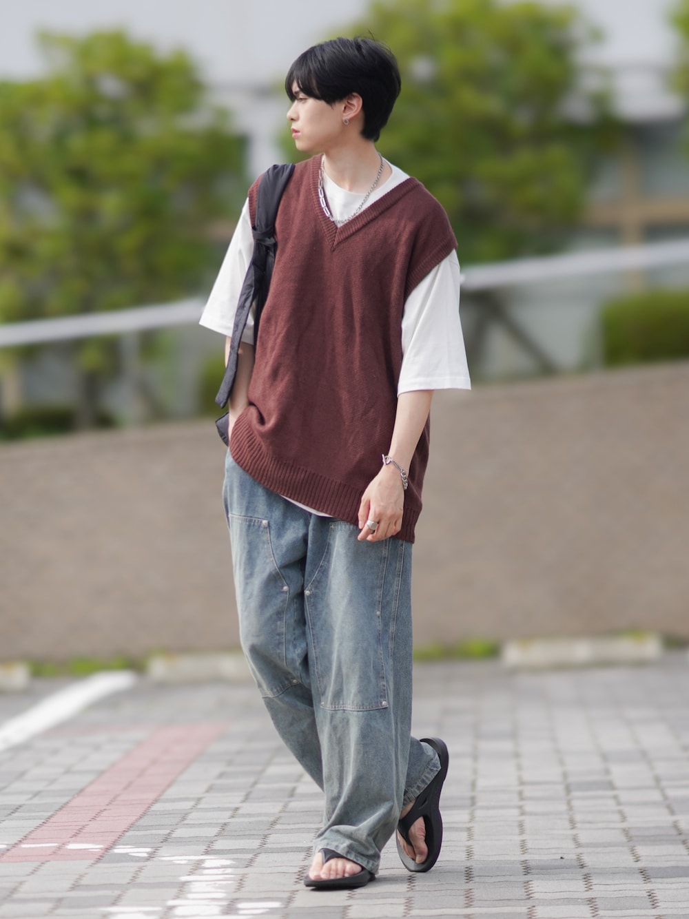 「夏コーデ、韓国ファッション、ベスト、ニットベスト、白Tシャツ、レイヤードスタイル、デニム、サンダル、きれいめカジュアル、ショルダーバッグ」｜「temuのアイテム（ベスト、ブラウン系）」を使った、SHOTAさん（メンズ・176cm）の夏コーディネートの1枚目の写真