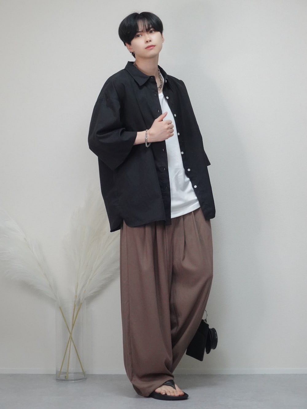 ブラック系のバッグ、ブラック系のシャツ/ブラウス、ブラウン系のその他パンツを着用したメンズの春コーディネートの1枚目の写真