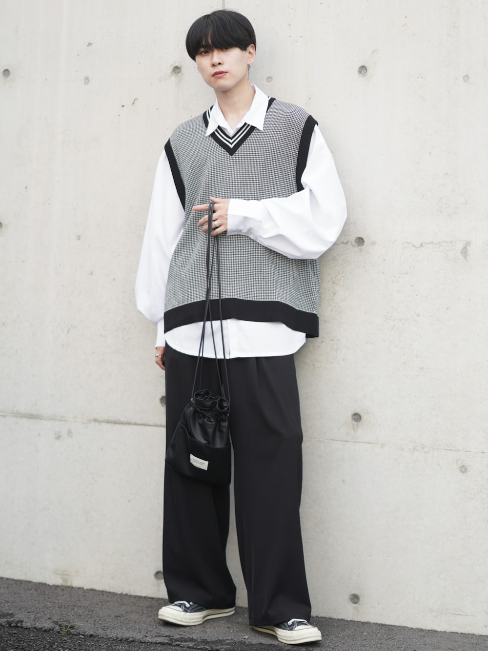 ホワイト系のシャツ/ブラウス、ブラック系のその他パンツ、その他のシューズを着用したメンズの夏コーディネートの1枚目の写真