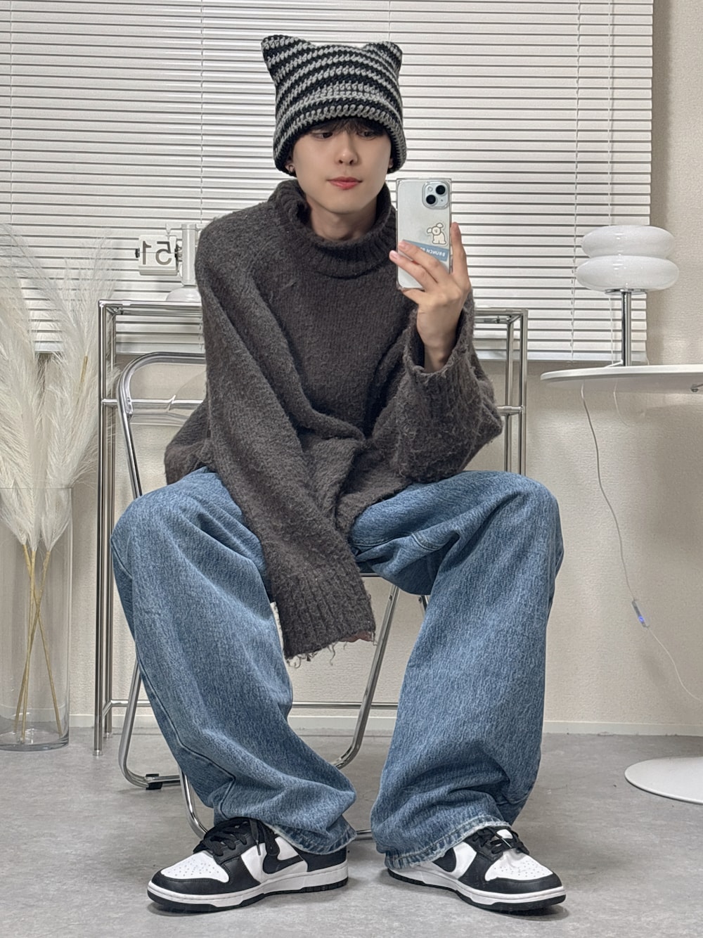 「冬コーデ、韓国ファッション、きれいめカジュアル、スニーカー、ニット、デニム、ビッグシルエット、休日スタイル、おでかけコーデ、帽子、ナイキ、ストリート、ニット帽、冬を彩る色いろコーデ」｜「WYM LIDNMのLOW GAUGE LOOSE SHAGGY OFF TURTLE（ニット/セーター、グレー系）」を使った、SHOTAさん（メンズ・176cm）の冬コーディネートの1枚目の写真