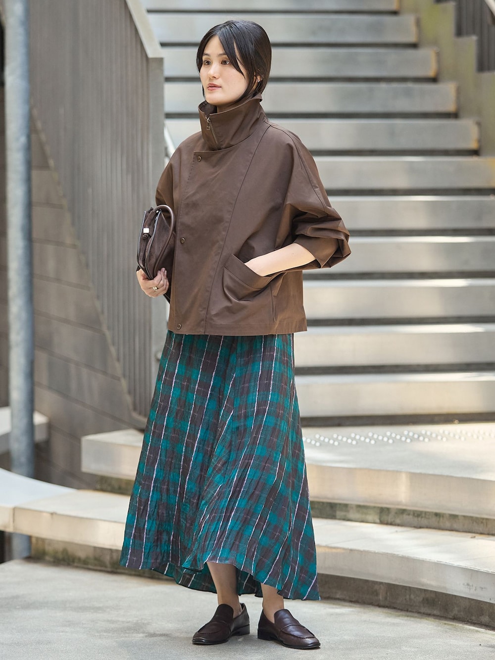 ブラック系のローファーを着用したレディースの夏コーディネートの1枚目の写真