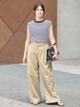 「IENA（イエナ）のBLACK コットンチノパンツ（Chinos、ベージュ系）」を使った、rioさん（レディース）の夏コーディネート