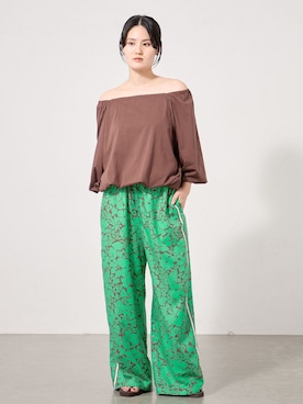 「IENA（イエナ）のFlowerプリント サイドラインパンツ（Pants、グリーン系）」を使った、rioさん（レディース）の夏コーディネート
