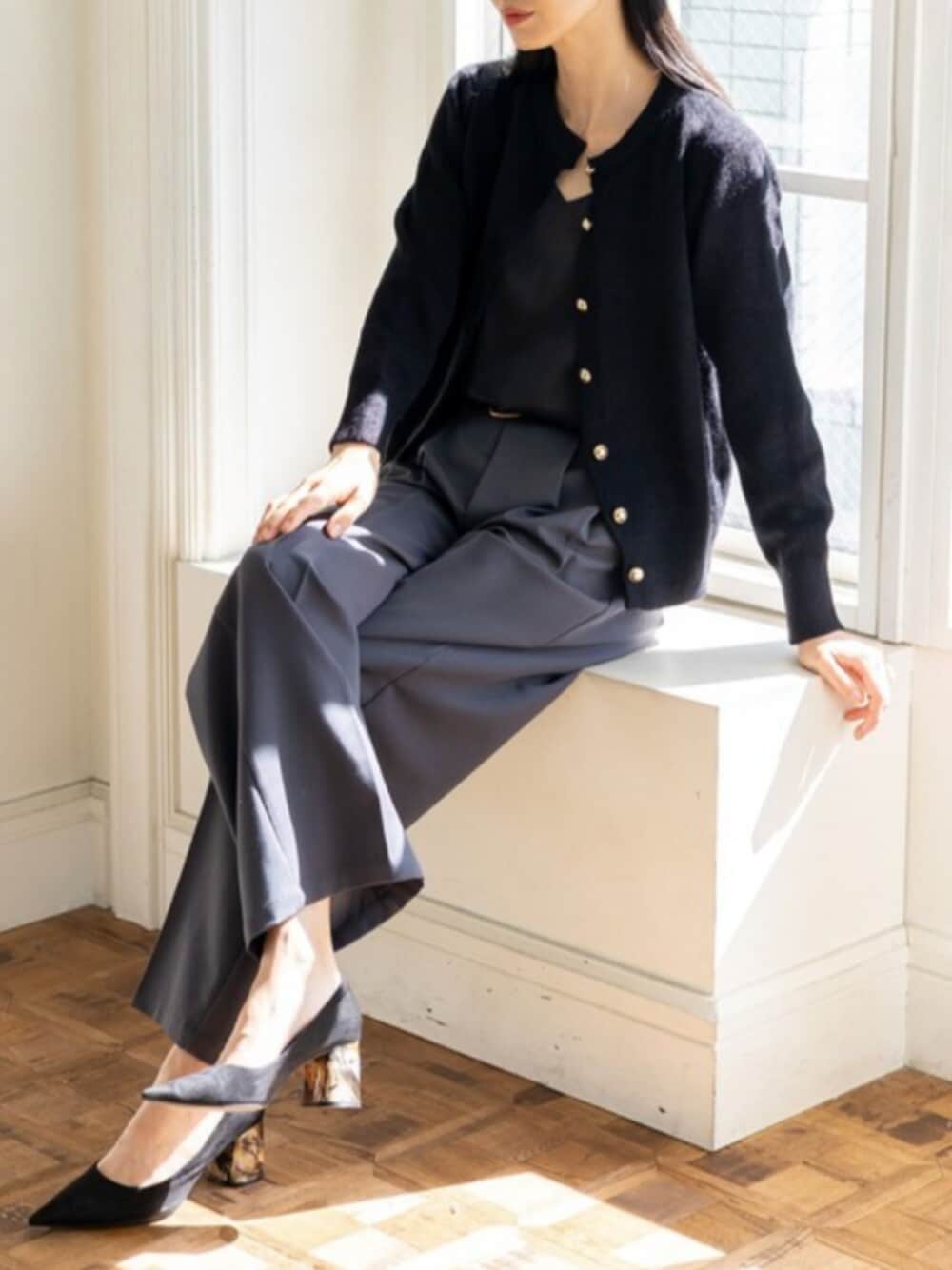 グレー系のスラックス、ブラック系のカーディガン/ボレロを着用したレディースの秋コーディネートの1枚目の写真