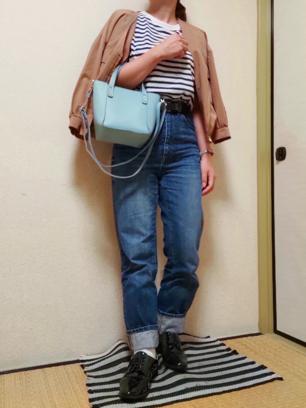 「ジャケット、ボーダー、ボーダーTシャツ、デニム、ハイウエスト、ロールアップ、低身長、革靴、大人カジュアル、プチプラ、ストレートデニム、低身長コーデ、ハンドバッグ、デニムコーデ、肩掛け」｜「GUのアイテム（デニムパンツ、ブルー系）」を使った、うたみるのさん（レディース・151cm）の秋コーディネートの1枚目の写真